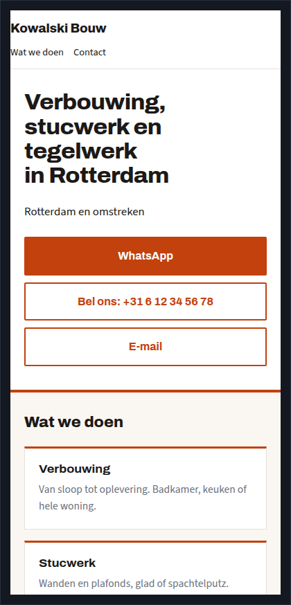 Strona Kowalski Bouw na ekranie telefonu: nagłówek „Verbouwing, stucwerk en tegelwerk in Rotterdam”, przyciski WhatsApp i telefon, lista usług
